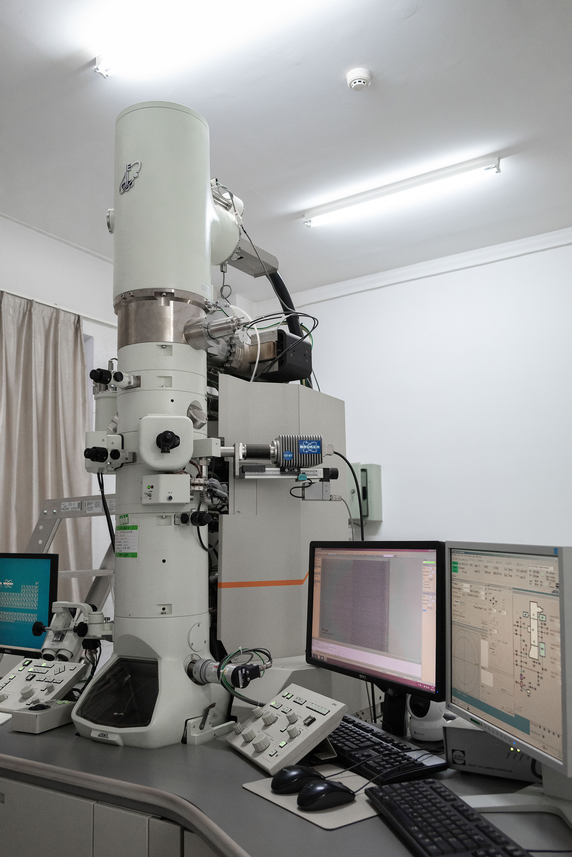 场发射透射电子显微镜(JEM-2100F)